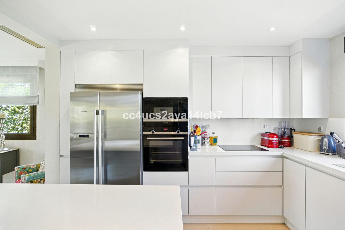 Detached Villa in Estepona, Costa del Sol – 3 beds – 945000 € - photo 18 of 54