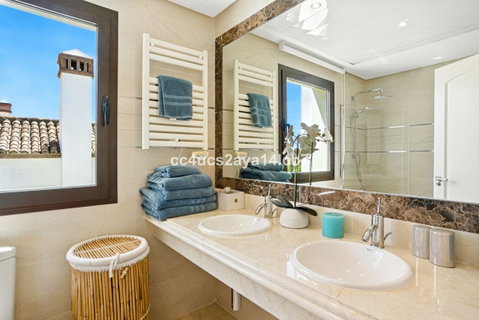 Detached Villa in Estepona, Costa del Sol – 3 beds – 945000 € - photo 28 of 54