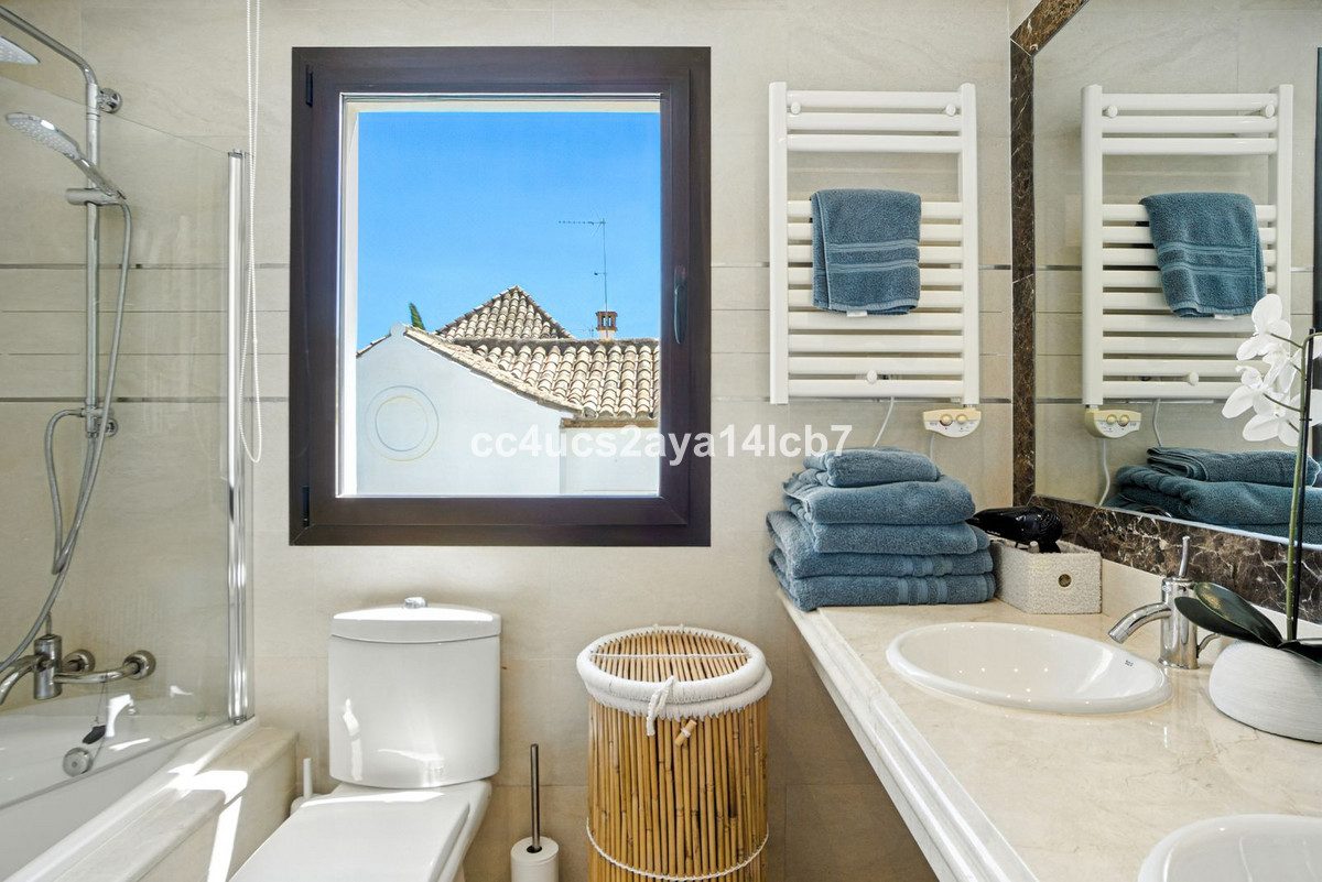Detached Villa in Estepona, Costa del Sol – 3 beds – 945000 € - photo 29 of 54