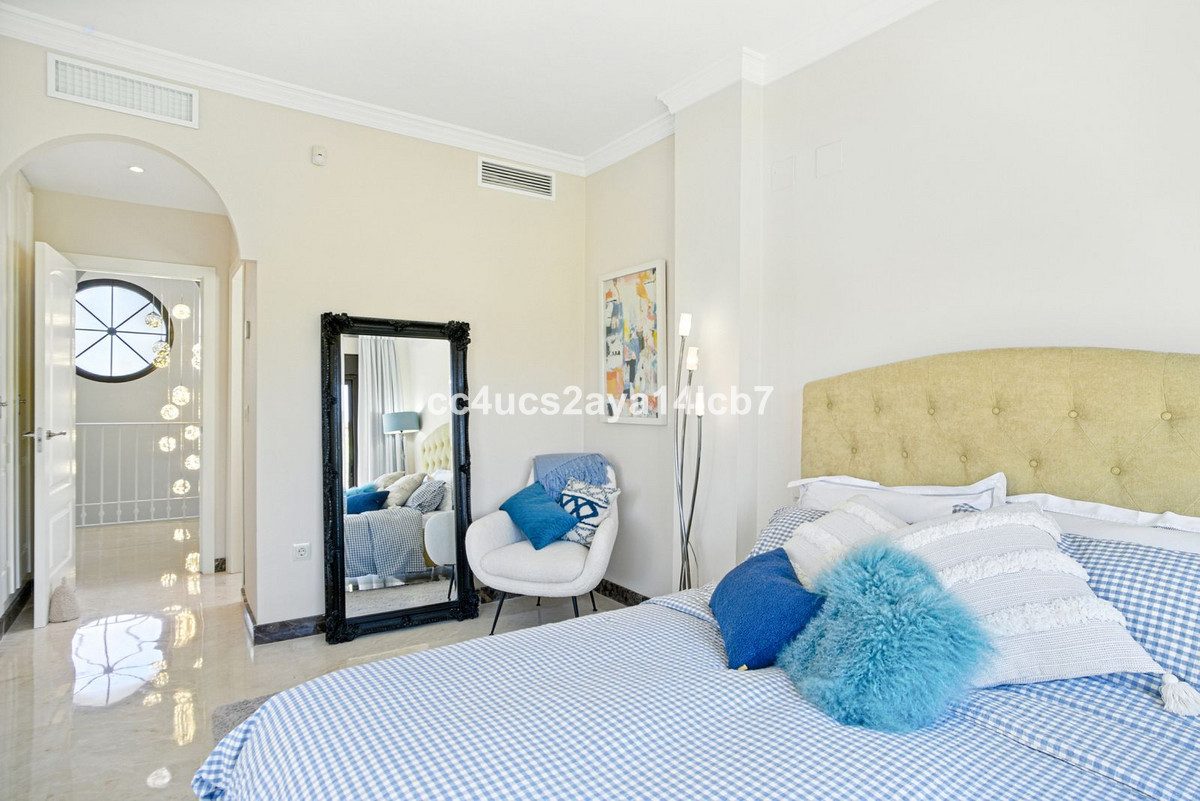 Detached Villa in Estepona, Costa del Sol – 3 beds – 945000 € - photo 31 of 54