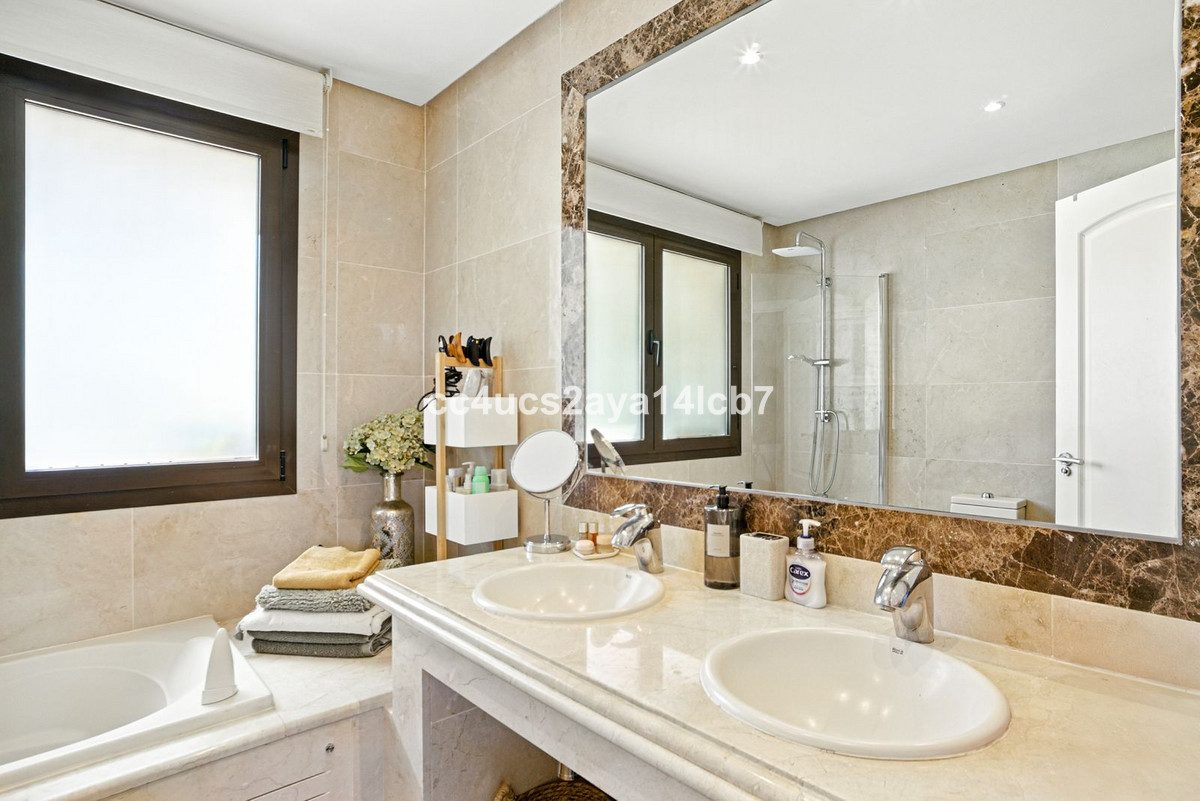 Detached Villa in Estepona, Costa del Sol – 3 beds – 945000 € - photo 33 of 54