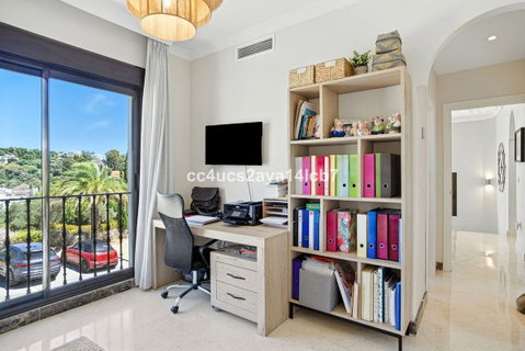 Detached Villa in Estepona, Costa del Sol – 3 beds – 945000 € - photo 37 of 54