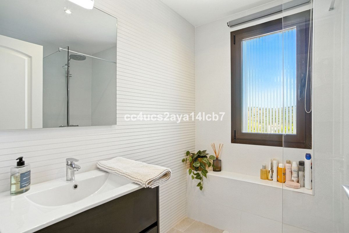 Detached Villa in Estepona, Costa del Sol – 3 beds – 945000 € - photo 39 of 54