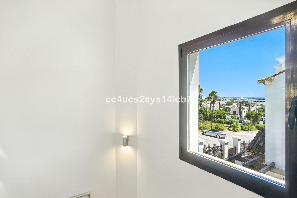 Detached Villa in Estepona, Costa del Sol – 3 beds – 945000 € - photo 40 of 54