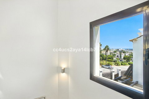 Detached Villa in Estepona, Costa del Sol – 3 beds – 945000 € - photo 40 of 54