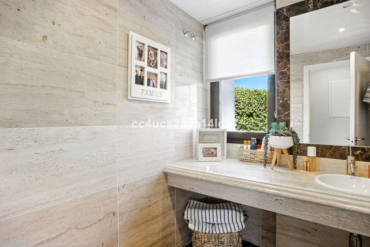 Detached Villa in Estepona, Costa del Sol – 3 beds – 945000 € - photo 41 of 54