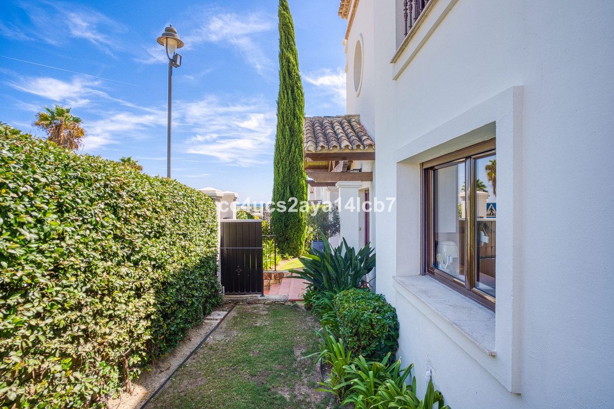 Detached Villa in Estepona, Costa del Sol – 3 beds – 945000 € - photo 43 of 54