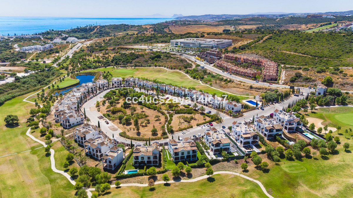 Detached Villa in Estepona, Costa del Sol – 3 beds – 945000 € - photo 48 of 54