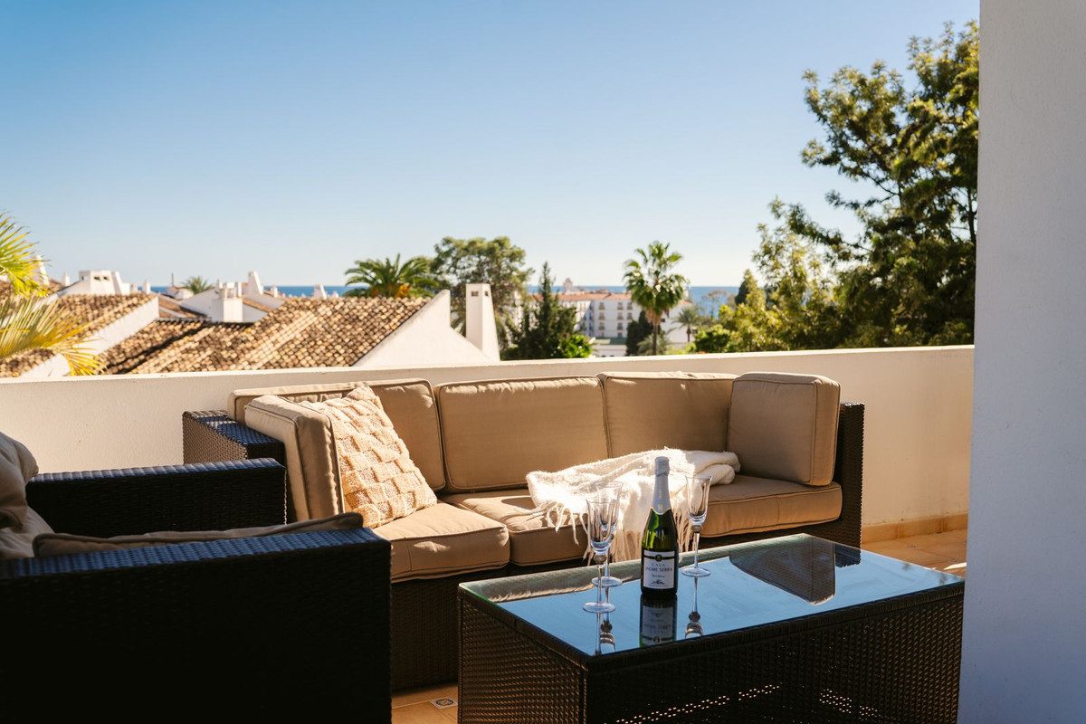 Middle Floor Apartment in Marbella, Costa del Sol – 3 beds – 1200000 € - photo 2 of 31
