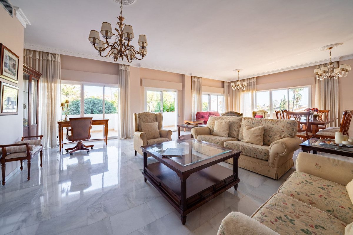 Middle Floor Apartment in Marbella, Costa del Sol – 3 beds – 1200000 € - photo 4 of 31
