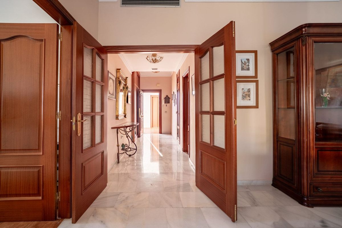 Middle Floor Apartment in Marbella, Costa del Sol – 3 beds – 1200000 € - photo 15 of 31