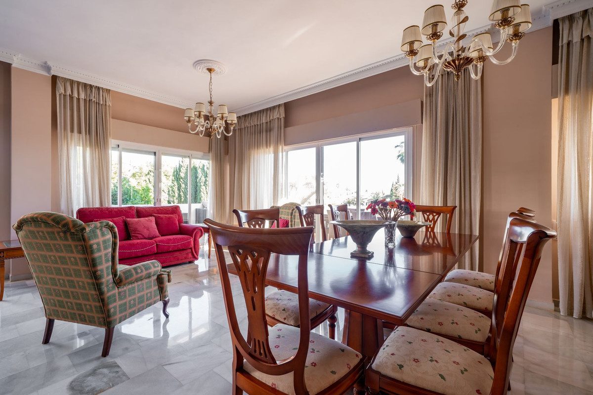Middle Floor Apartment in Marbella, Costa del Sol – 3 beds – 1200000 € - photo 19 of 31