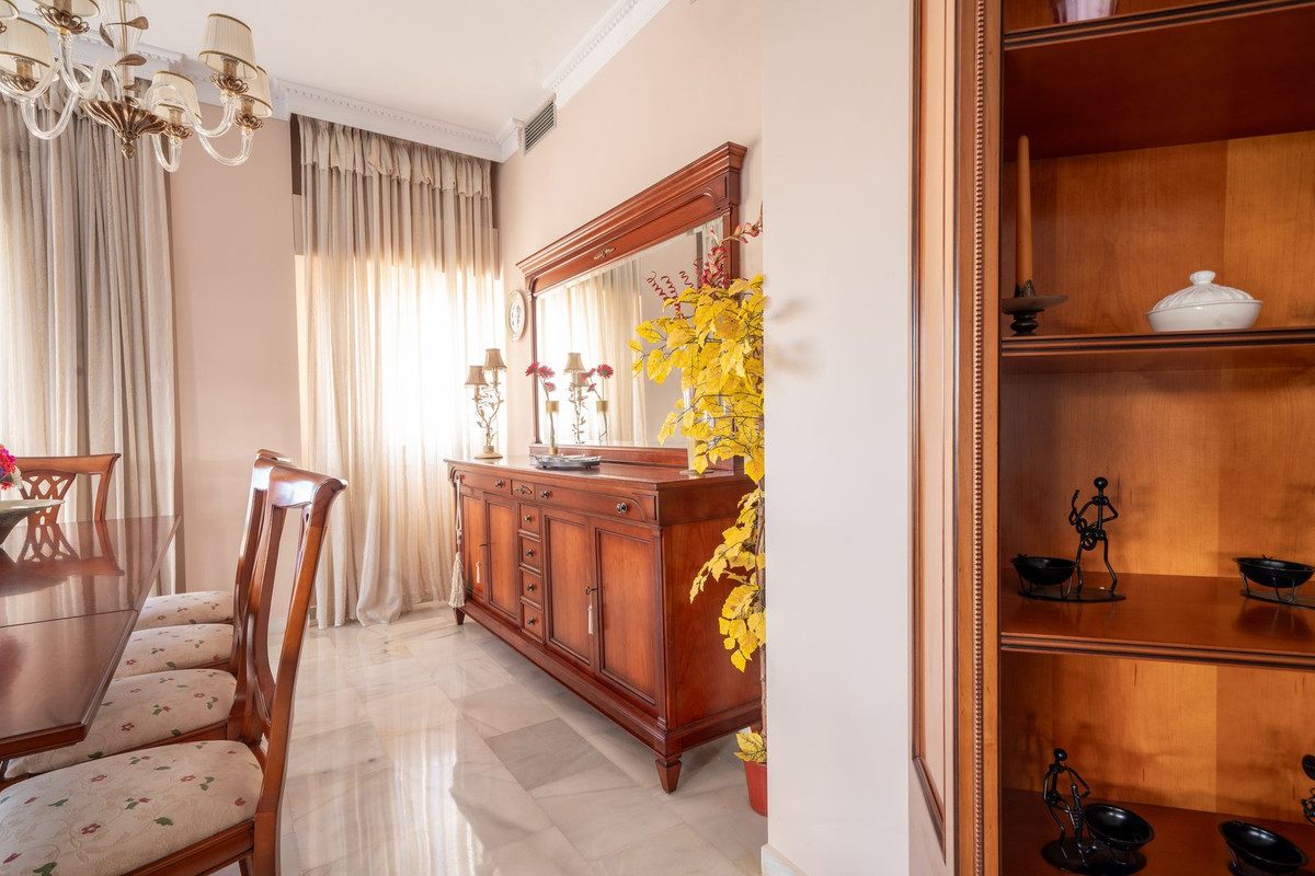 Middle Floor Apartment in Marbella, Costa del Sol – 3 beds – 1200000 € - photo 21 of 31