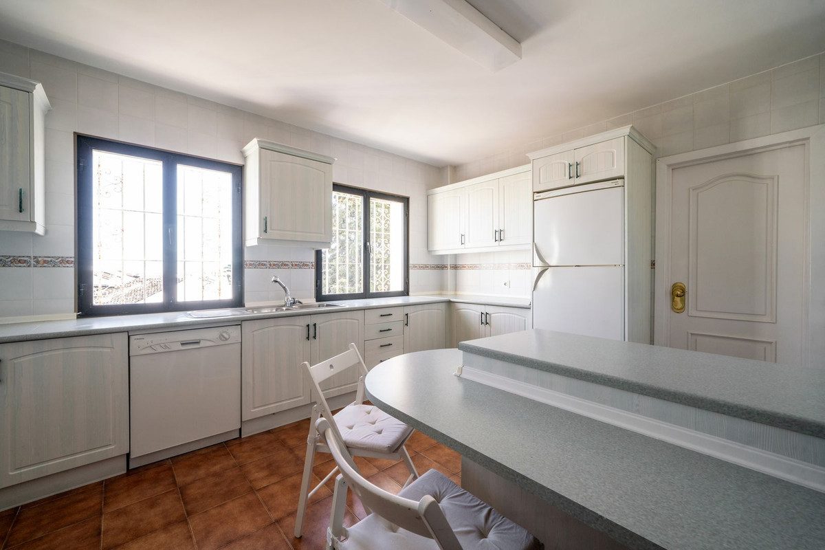 Middle Floor Apartment in Marbella, Costa del Sol – 3 beds – 1200000 € - photo 24 of 31