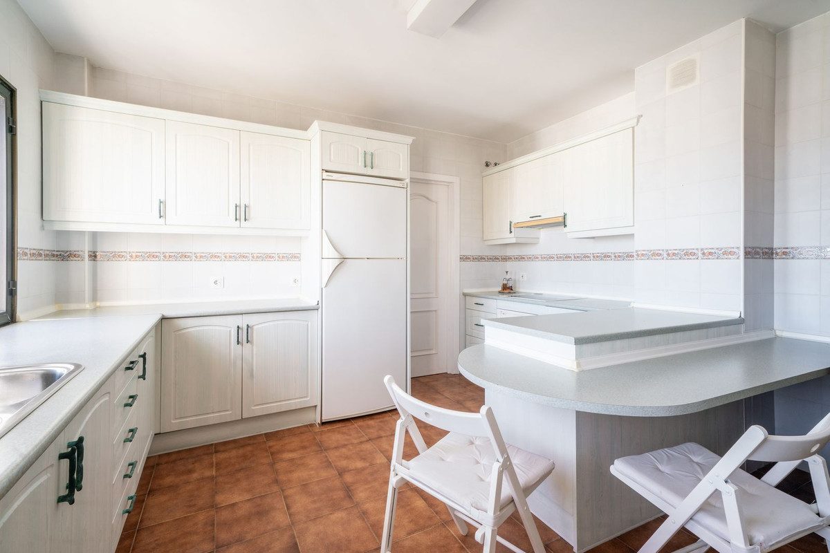 Middle Floor Apartment in Marbella, Costa del Sol – 3 beds – 1200000 € - photo 25 of 31