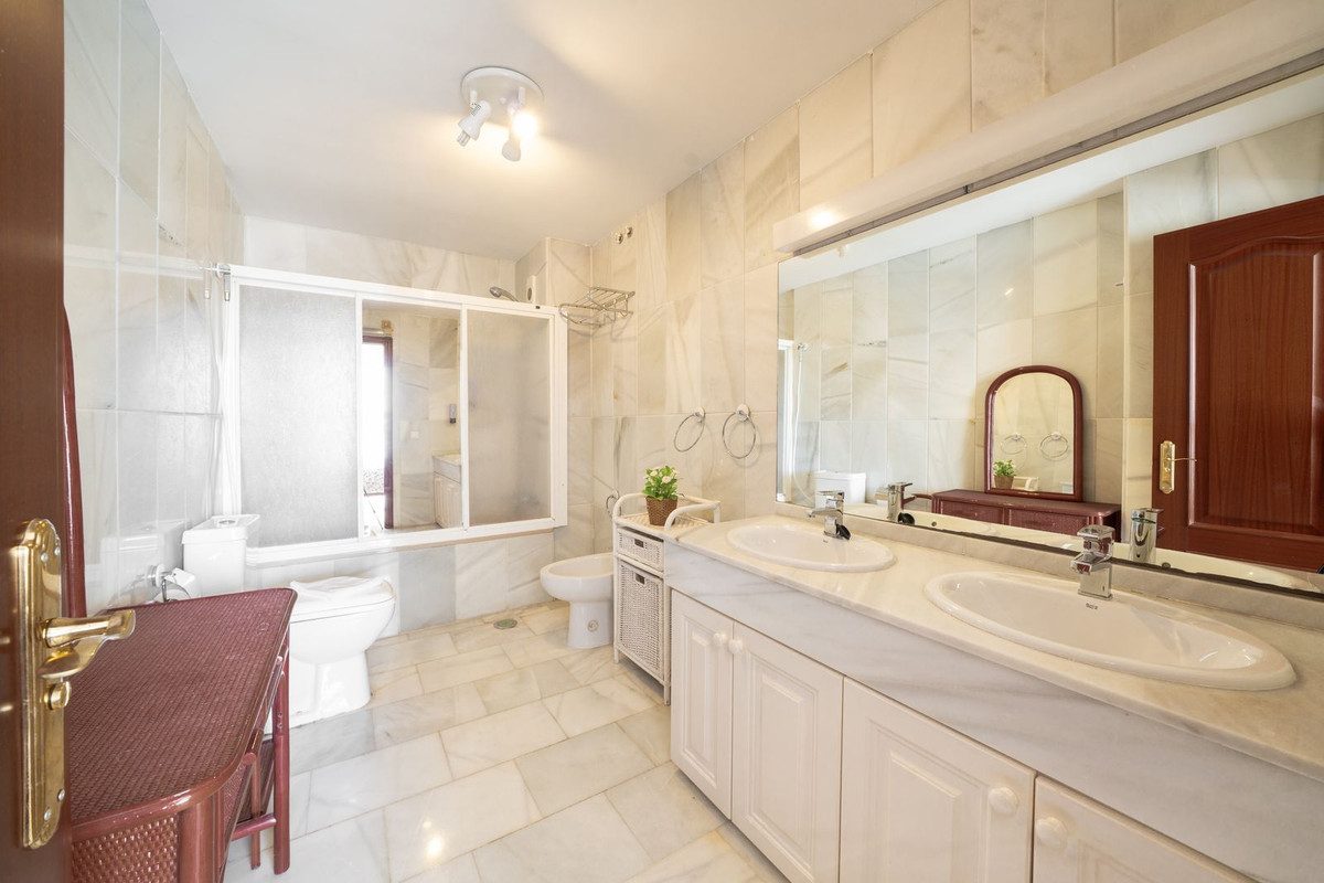 Middle Floor Apartment in Marbella, Costa del Sol – 3 beds – 1200000 € - photo 28 of 31