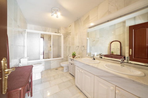 Middle Floor Apartment in Marbella, Costa del Sol – 3 beds – 1200000 € - photo 28 of 31