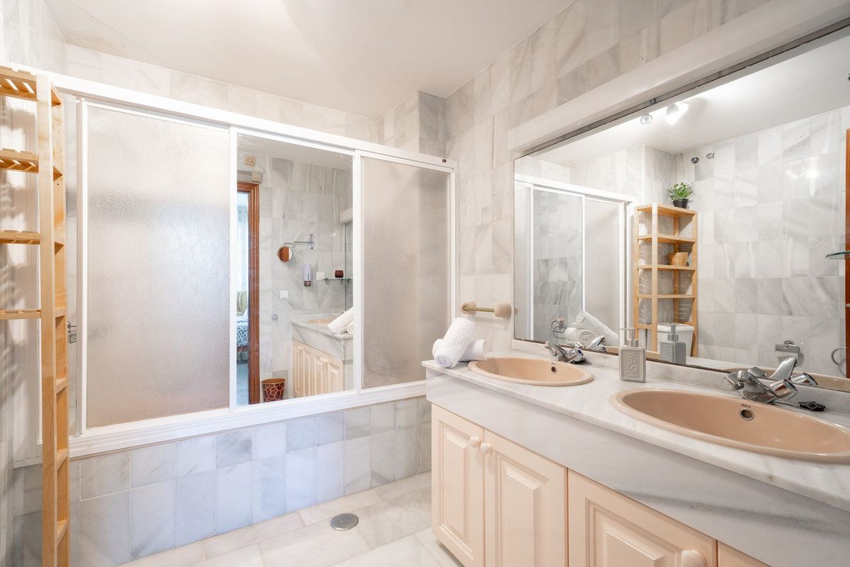 Middle Floor Apartment in Marbella, Costa del Sol – 3 beds – 1200000 € - photo 29 of 31