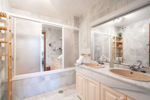 Middle Floor Apartment in Marbella, Costa del Sol – 3 beds – 1200000 € - photo 29 of 31