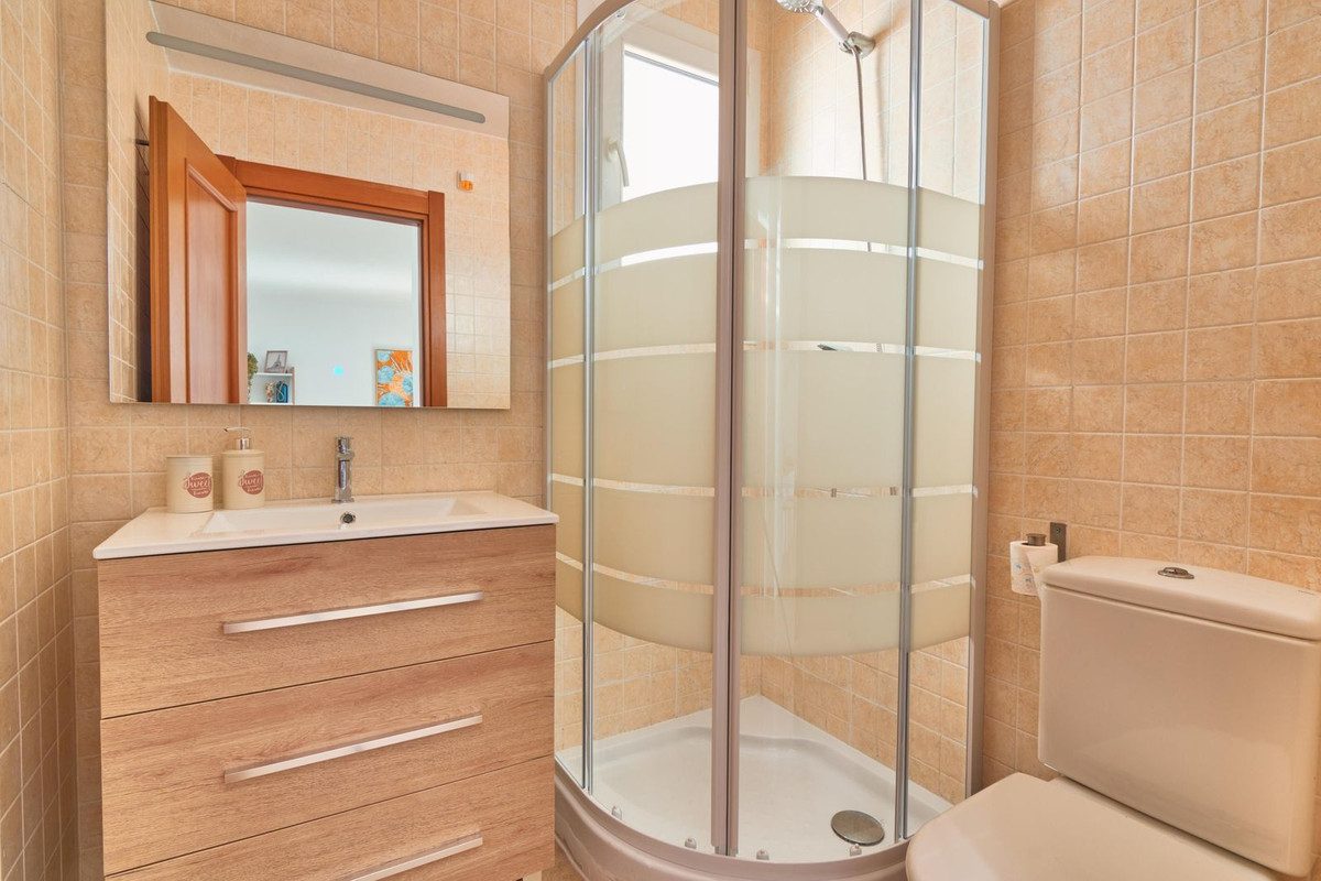 Middle Floor Apartment in Manilva, Costa del Sol – 2 beds – 320000 € - photo 7 of 10