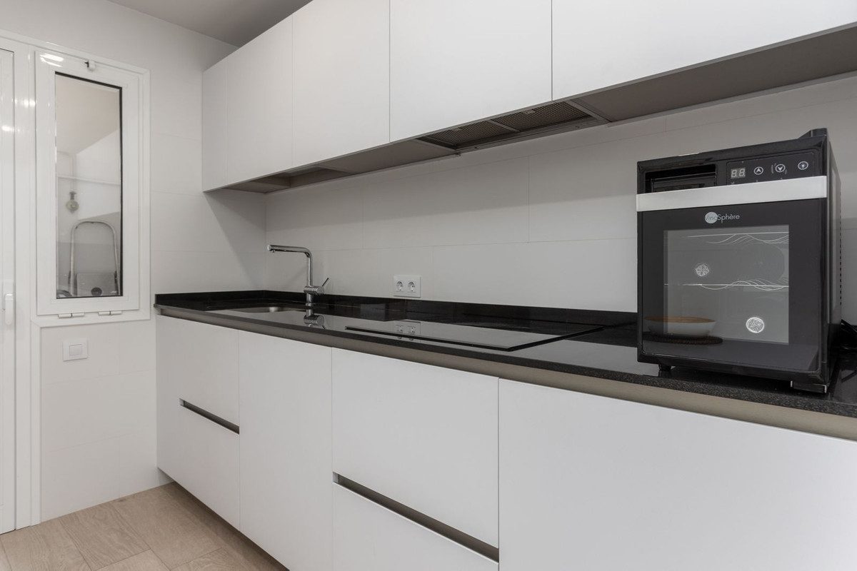 Middle Floor Apartment in Marbella, Costa del Sol – 2 beds – 580000 € - photo 8 of 37