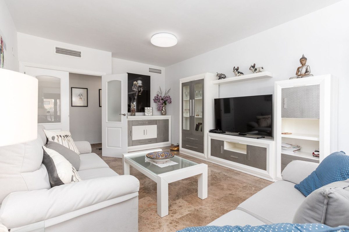 Middle Floor Apartment in Marbella, Costa del Sol – 2 beds – 580000 € - photo 12 of 37
