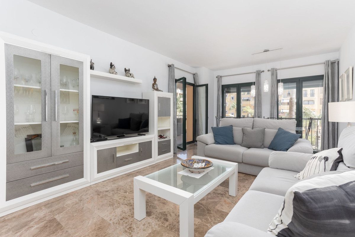 Middle Floor Apartment in Marbella, Costa del Sol – 2 beds – 580000 € - photo 15 of 37