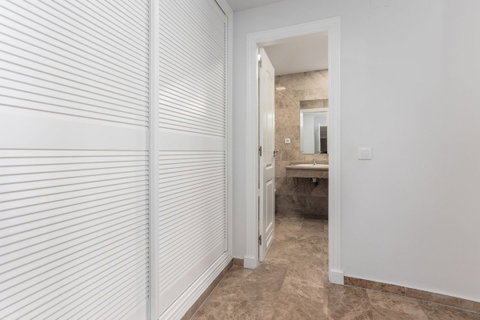 Middle Floor Apartment in Marbella, Costa del Sol – 2 beds – 580000 € - photo 25 of 37