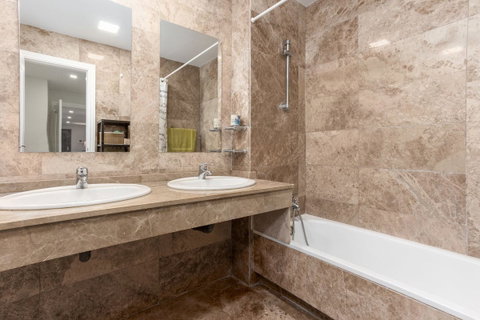 Middle Floor Apartment in Marbella, Costa del Sol – 2 beds – 580000 € - photo 26 of 37