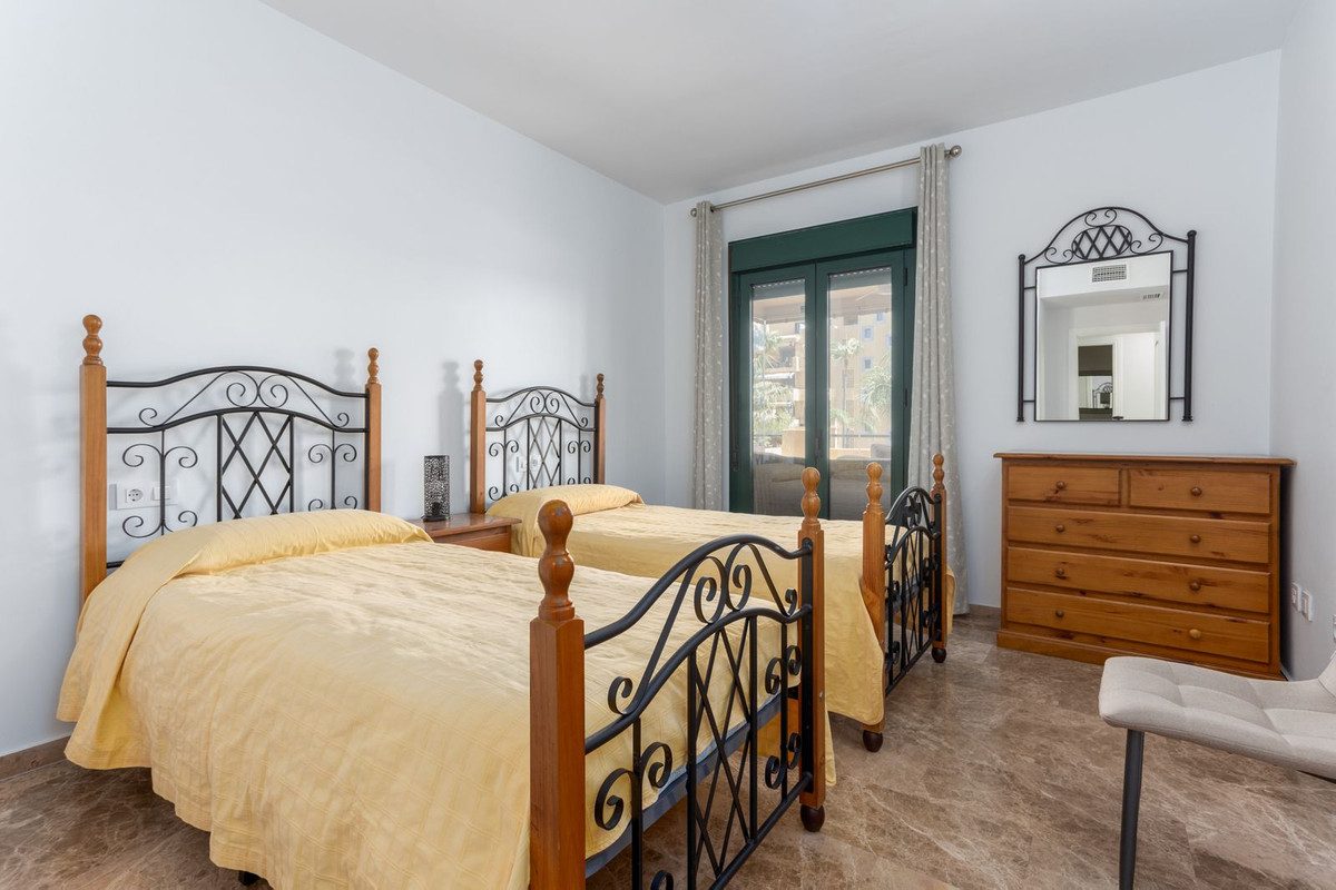 Middle Floor Apartment in Marbella, Costa del Sol – 2 beds – 580000 € - photo 27 of 37