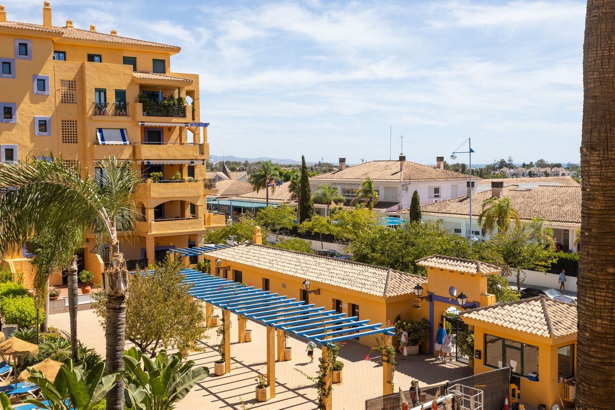Middle Floor Apartment in Marbella, Costa del Sol – 2 beds – 580000 € - photo 34 of 37
