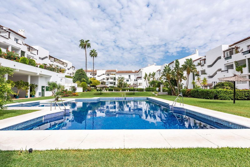 Middle Floor Apartment in Estepona, Costa del Sol – 2 beds – 395000 €