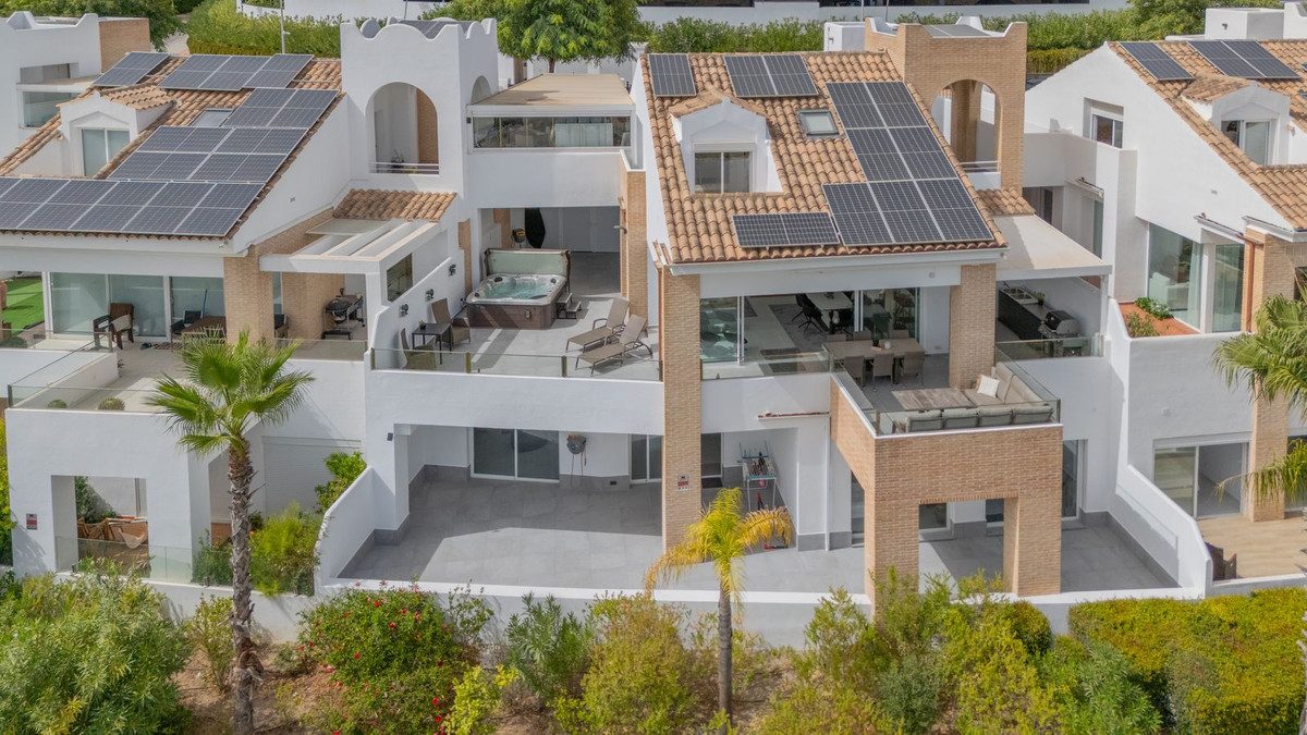 Detached Villa in Benalmadena, Costa del Sol – 4 beds – 1295000 € - photo 57 of 61