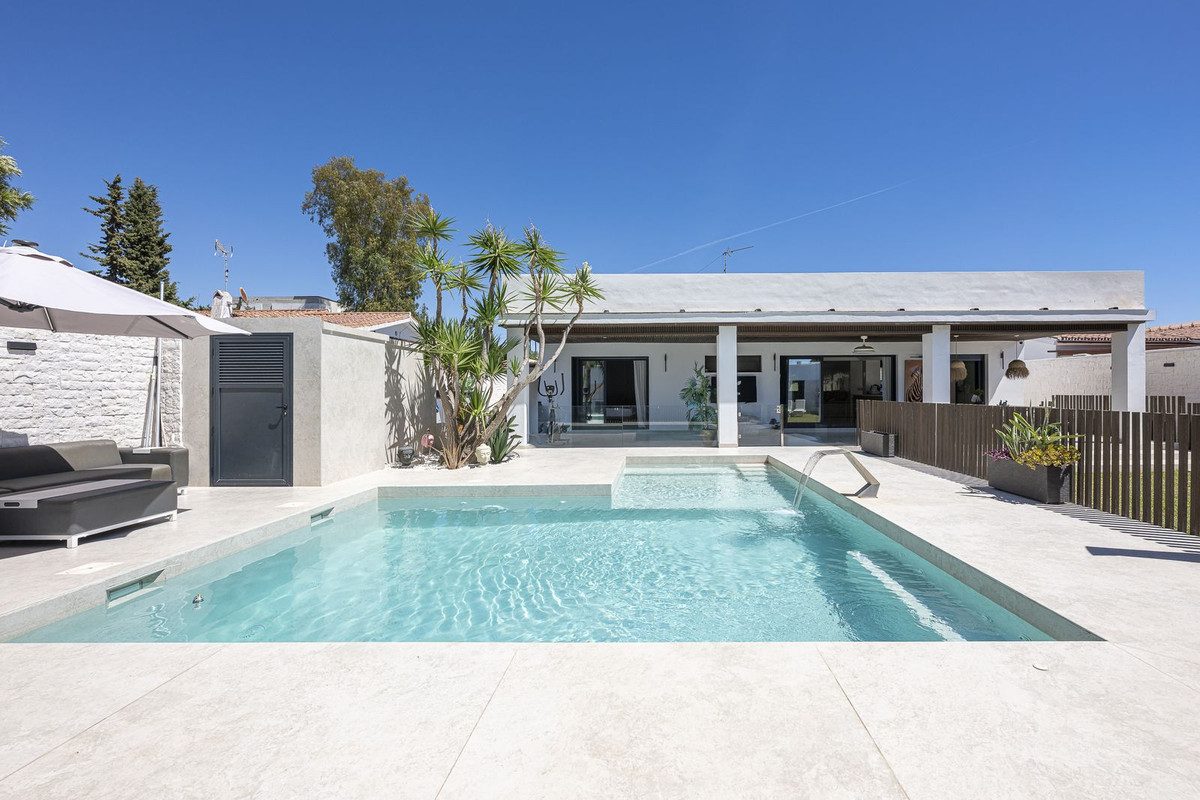 Detached Villa in Estepona, Costa del Sol – 3 beds – 1800000 € - photo 2 of 54