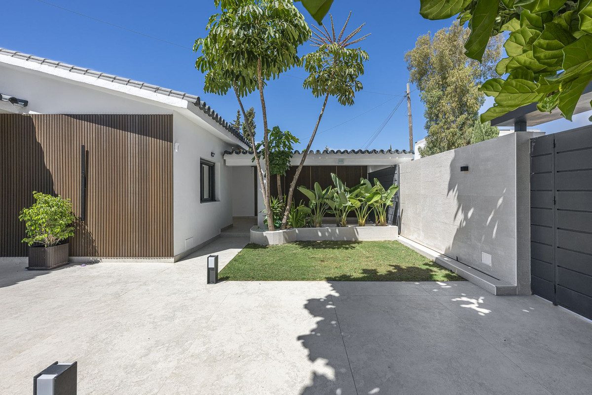 Detached Villa in Estepona, Costa del Sol – 3 beds – 1800000 € - photo 3 of 54