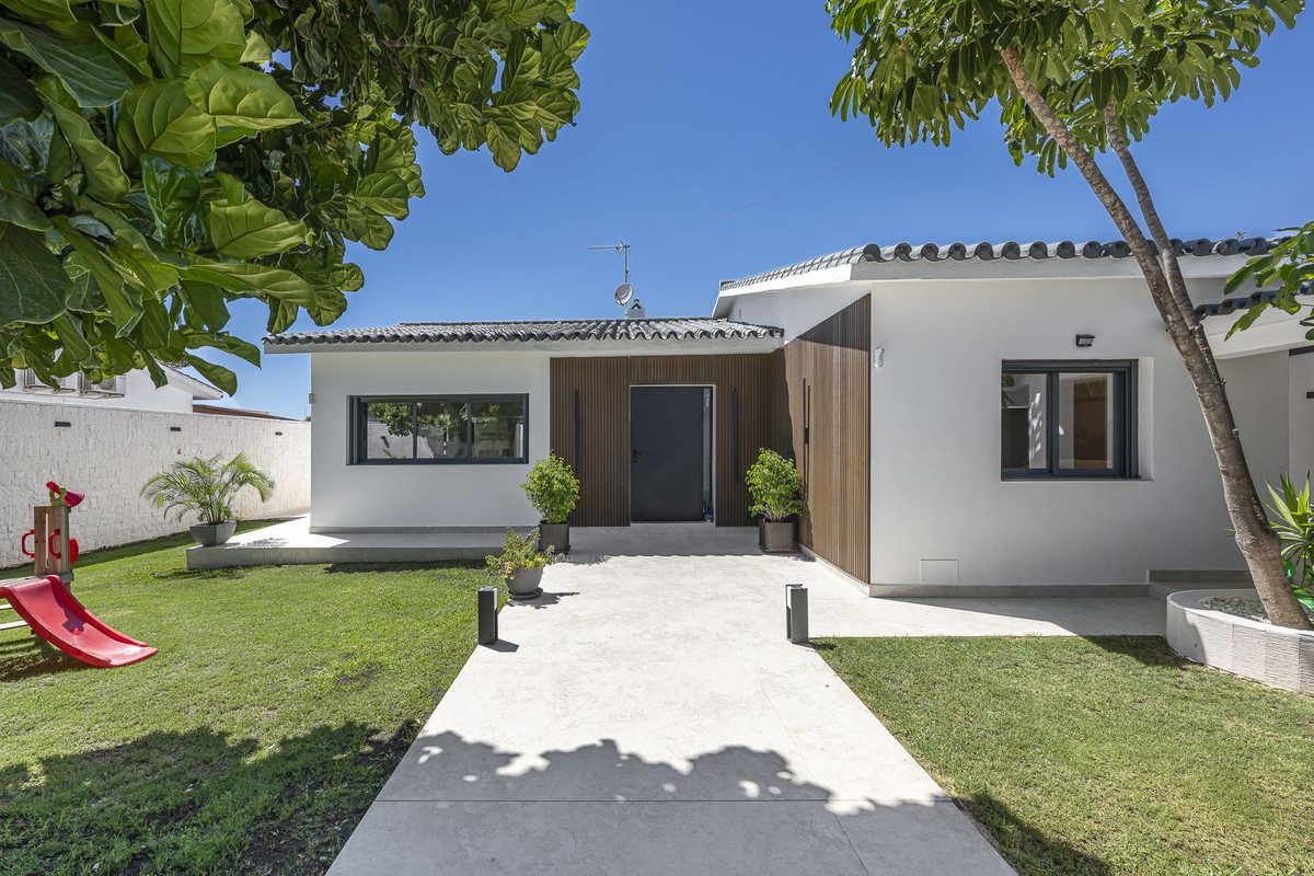 Detached Villa in Estepona, Costa del Sol – 3 beds – 1800000 € - photo 4 of 54