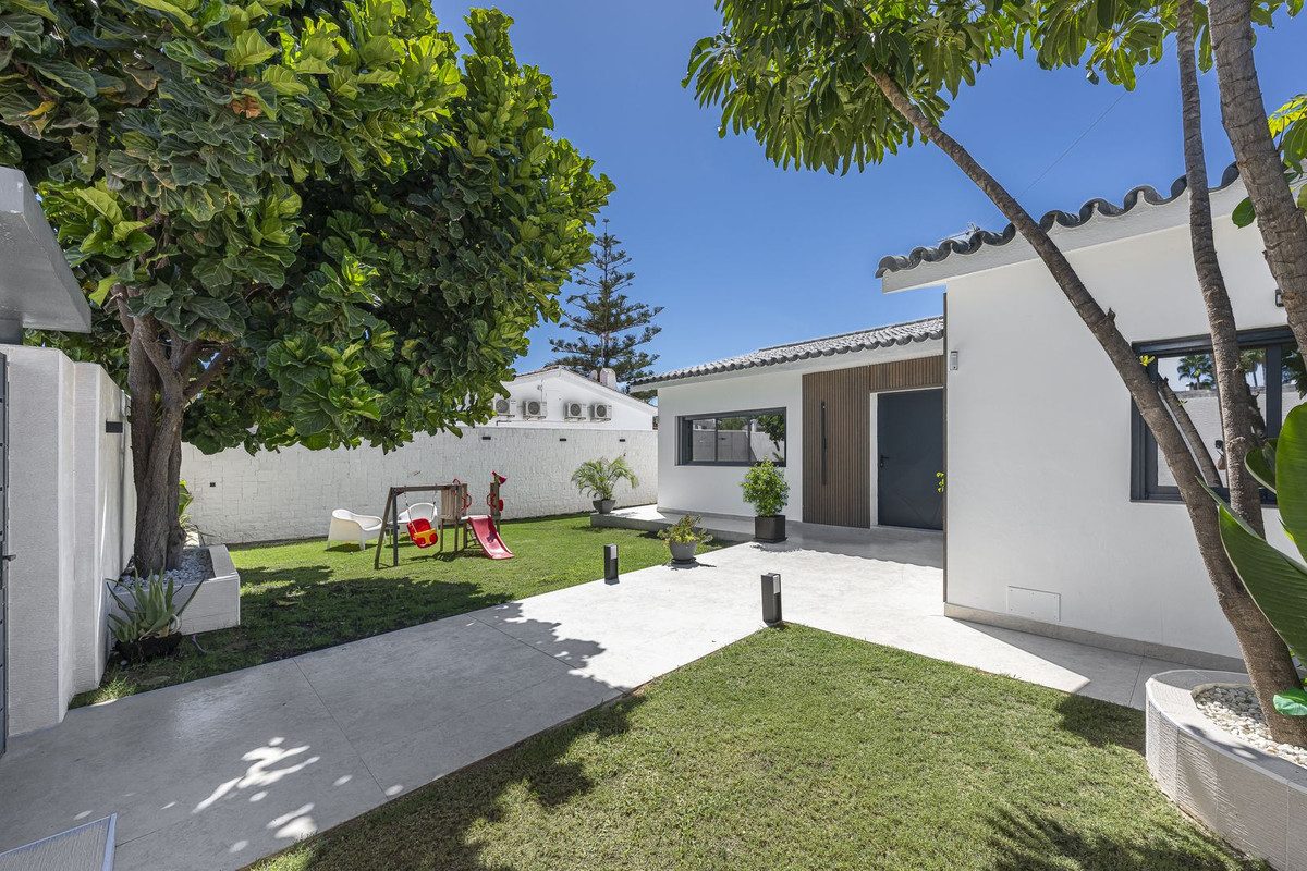 Detached Villa in Estepona, Costa del Sol – 3 beds – 1800000 € - photo 5 of 54