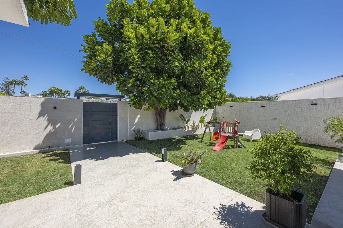 Detached Villa in Estepona, Costa del Sol – 3 beds – 1800000 € - photo 7 of 54