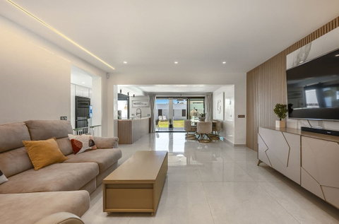 Detached Villa in Estepona, Costa del Sol – 3 beds – 1800000 € - photo 9 of 54