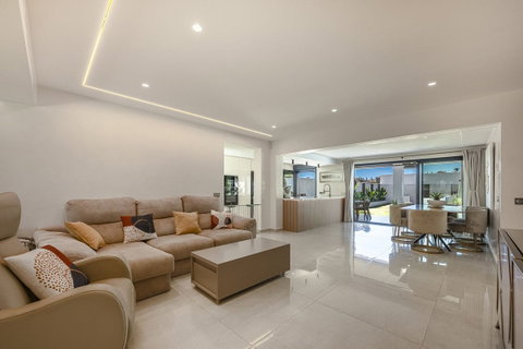 Detached Villa in Estepona, Costa del Sol – 3 beds – 1800000 € - photo 10 of 54