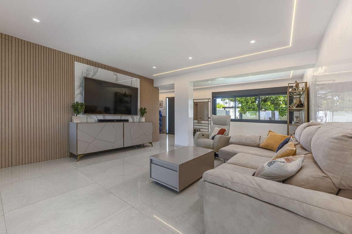 Detached Villa in Estepona, Costa del Sol – 3 beds – 1800000 € - photo 11 of 54