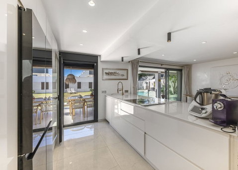 Detached Villa in Estepona, Costa del Sol – 3 beds – 1800000 € - photo 15 of 54