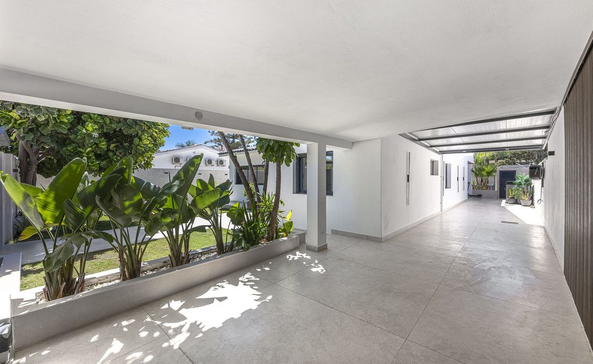 Detached Villa in Estepona, Costa del Sol – 3 beds – 1800000 € - photo 17 of 54