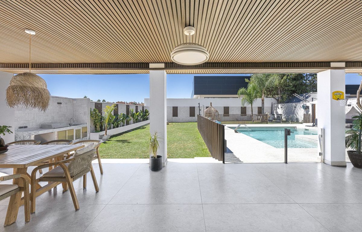 Detached Villa in Estepona, Costa del Sol – 3 beds – 1800000 € - photo 20 of 54
