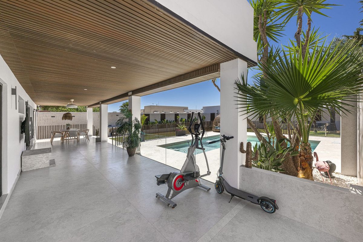 Detached Villa in Estepona, Costa del Sol – 3 beds – 1800000 € - photo 22 of 54