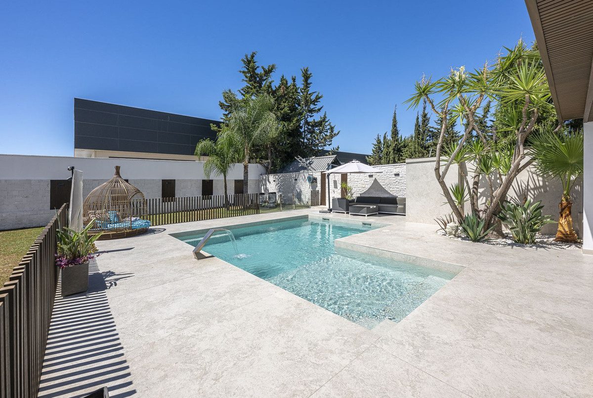 Detached Villa in Estepona, Costa del Sol – 3 beds – 1800000 € - photo 24 of 54