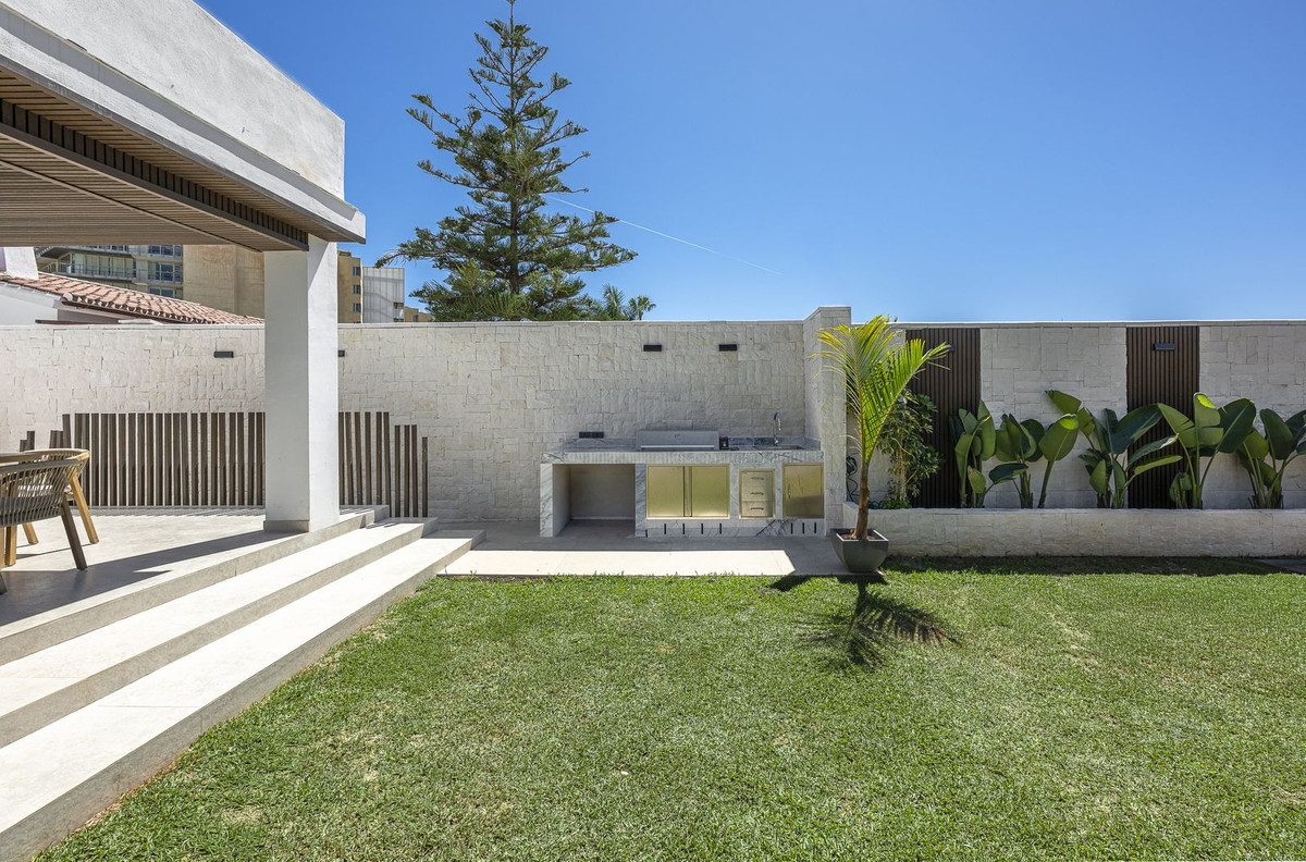 Detached Villa in Estepona, Costa del Sol – 3 beds – 1800000 € - photo 25 of 54