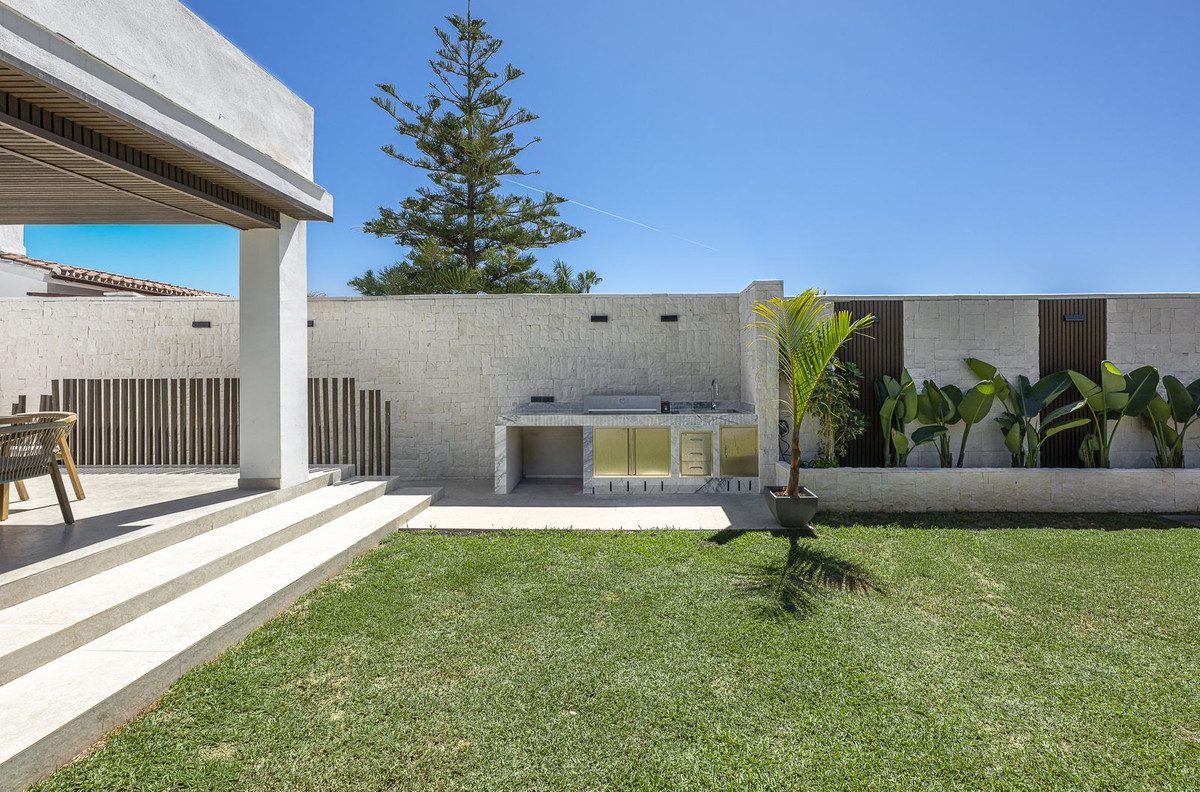 Detached Villa in Estepona, Costa del Sol – 3 beds – 1800000 € - photo 27 of 54