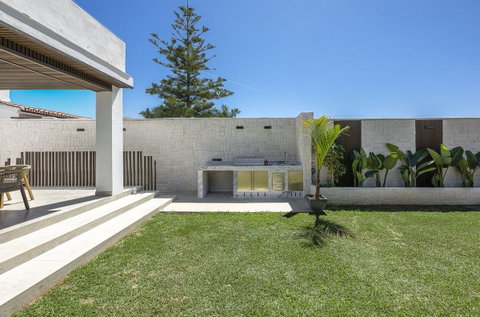 Detached Villa in Estepona, Costa del Sol – 3 beds – 1800000 € - photo 27 of 54