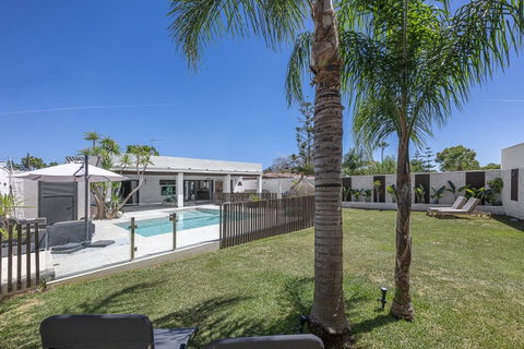 Detached Villa in Estepona, Costa del Sol – 3 beds – 1800000 € - photo 29 of 54